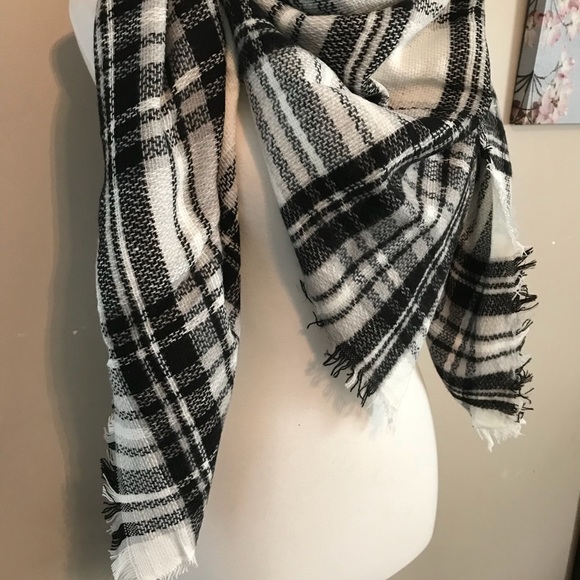ONE LEFT! Gray tartan oversized blanket scarf - Picture 4 of 5